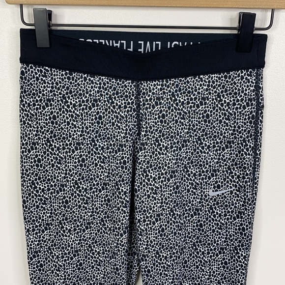 Nike Dri-Fit Printed Relay Crop Running Tights - Picture 2 of 9